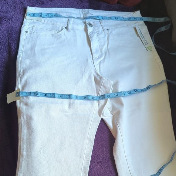 ! Time and Tru Cream Denim Jeans - Picture 4 of 7